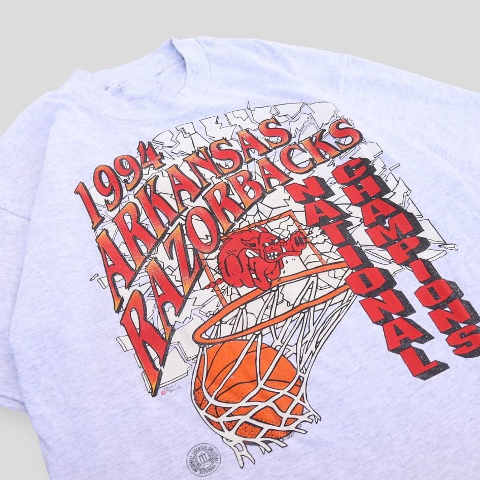 1994 Arkansas Razorbacks NCAA Tournament T-Shirt - Regalo para Fan de NCAA – image 3, Arkansas Razorbacks Tee, Arkansas Razorbacks Merch, Arkansas Razorbacks Shirt, Arkansas Razorbacks Sweatshirt, Arkansas Razorbacks Hoodie, Arkansas Razorbacks Clothes