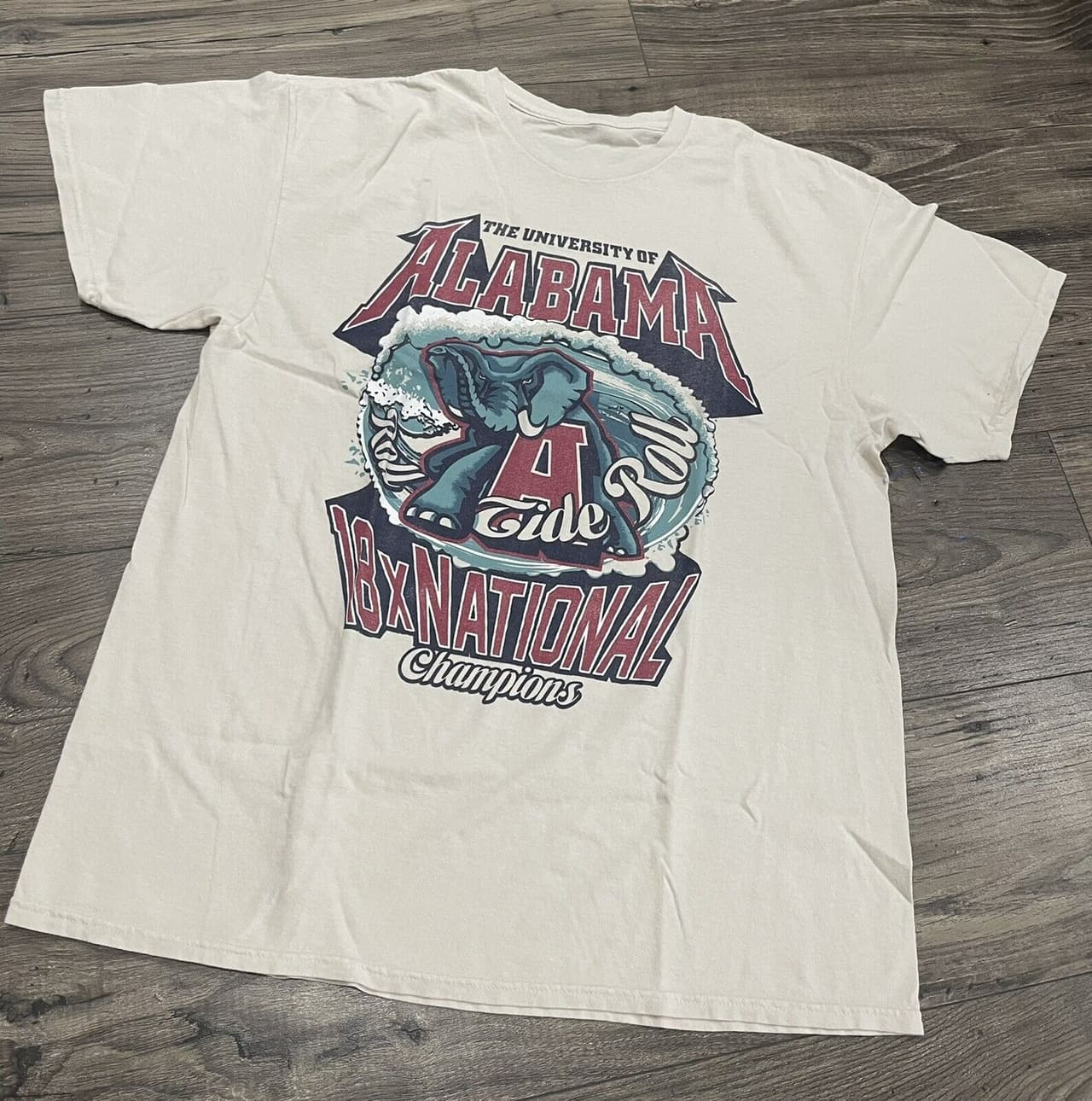 Alabama Crimson Tide Vintage T-Camiseta, NCAA Tournament Champions Sudadera, Championship Final Four Hoodie – image 1, Alabama Crimson Tide Tee, alabama football clothing, alabama crimson tide shirt, alabama shirts, alabama football shirts, alabama football sweatshirt, alabama tee shirts