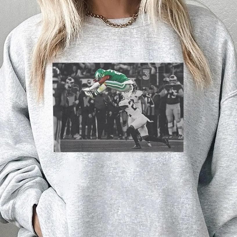 Sudadera Barkley No-Look Hurdle Philadelphia Football Kelly Green – image 1, Philadelphia Eagles Tee, jalen hurts shirsey, philadelphia eagles merch, eagles sweatshirt, philadelphia eagles sweatshirt, eagles hooded sweatshirt, eagles shirt
