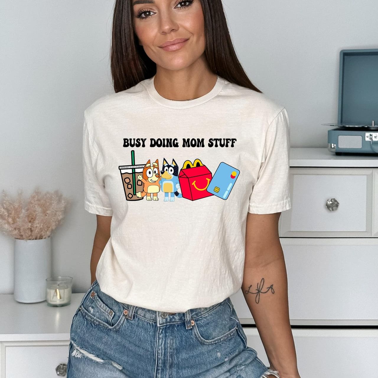 Sudadera 'Busy Doing Mom Stuff', Camiseta Mamá Divertida, Cuello Redondo Perro – Hoodie Unisex – image 3, Busy Doing Mom Tee, Busy Doing Mom Merch, Busy Doing Mom Shirt, Busy Doing Mom Sweatshirt, Busy Doing Mom Hoodie, Busy Doing Mom Clothes