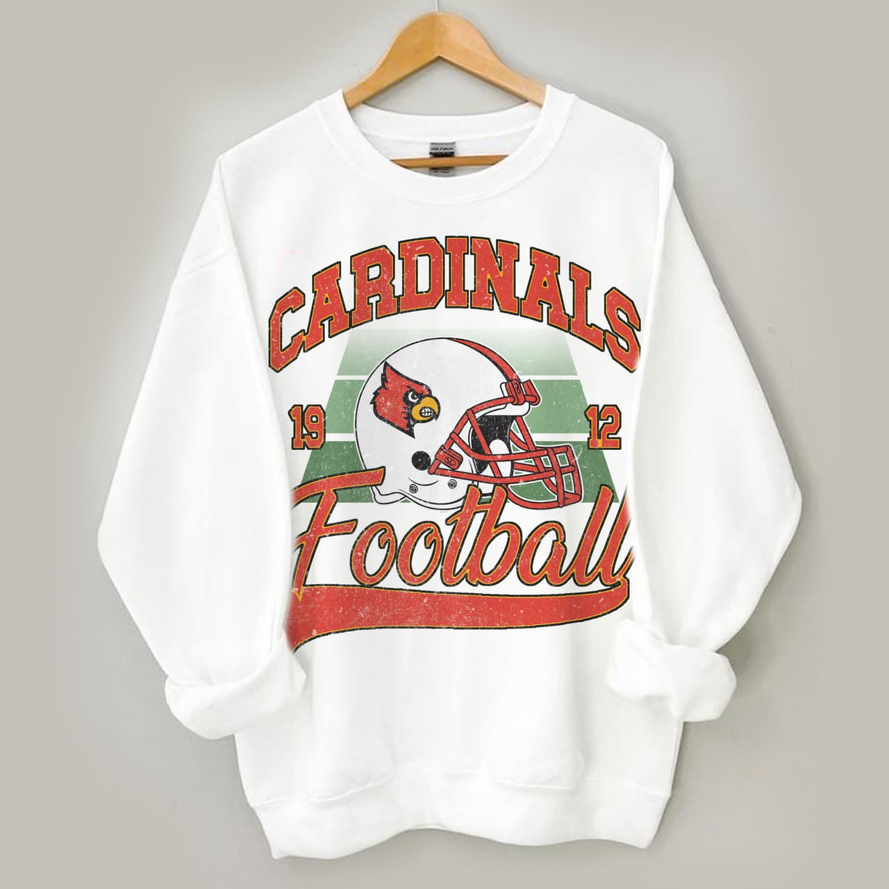 Clásico Louisville Vintage NCAA Football Sudadera - Regalo Unisex de Algodón – image 3, Louisville Cardinals Tee, Louisville Cardinals Merch, Louisville Cardinals Shirt, Louisville Cardinals Sweatshirt, Louisville Cardinals Hoodie, Louisville Cardinals Clothes