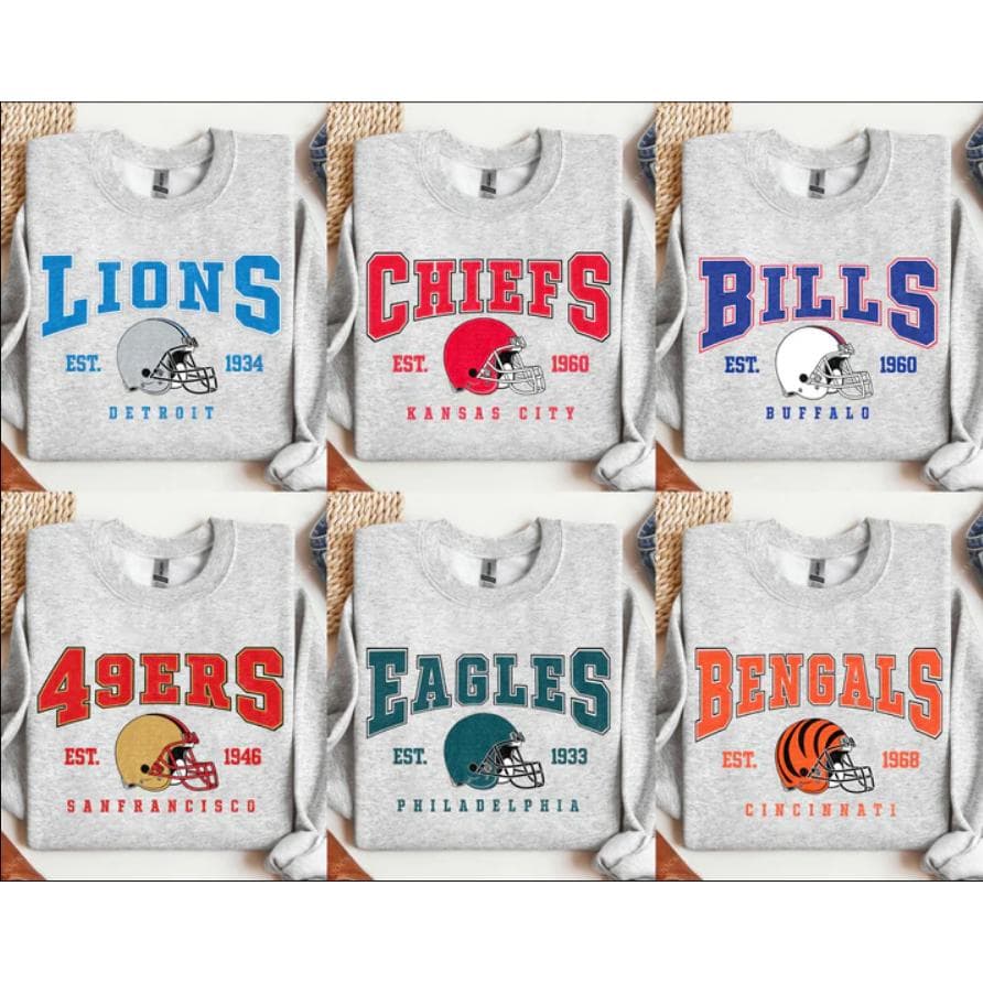 Sudadera de Fútbol Clásica y Vintage, Regalo Perfecto para Aficionados de Todos los Equipos – image 1, NFL Tee, San Francisco 49ers Tee, Dallas Cowboys Tee, Detroit Lions Tee, Kansas City Chiefs Tee, Tampa Bay Buccaneers Tee, Arizona Cardinals Tee