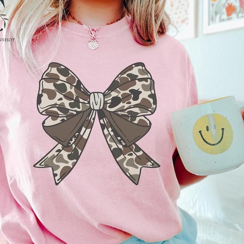 Coquette Camo Bow Bottomland Hunting Camo Crewneck Sweatshirt – image 3, Coquette Camo Bow Tee, Coquette Camo Bow Merch, Coquette Camo Bow Shirt, Coquette Camo Bow Sweatshirt, Coquette Camo Bow Hoodie, Coquette Camo Bow Clothes