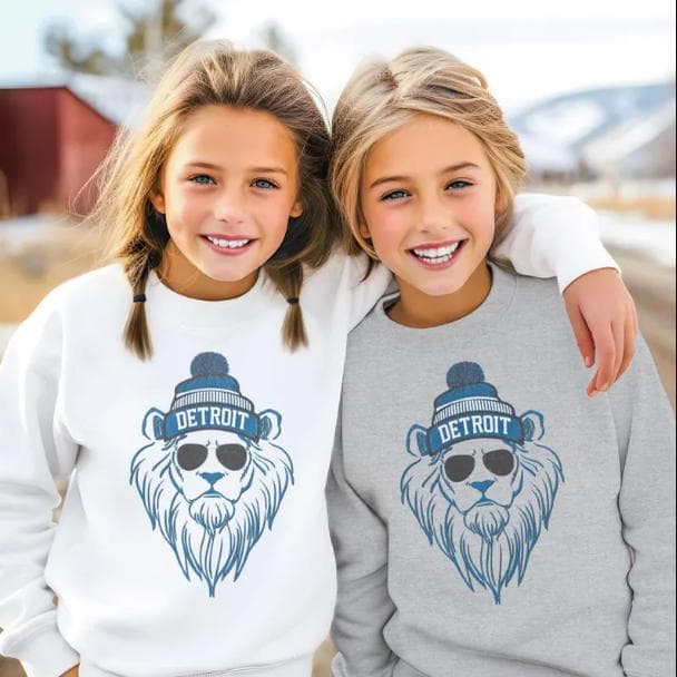 Sudadera, Suéter y Camiseta Detroit Football para Jóvenes | Camiseta Mascota León – image 1, Detroit Lions Tee, detroit lions shirt, detroit lions tee shirts, detroit lions football shirt, detroit lions sweat shirt, nflshop lions, lions sweatshirt
