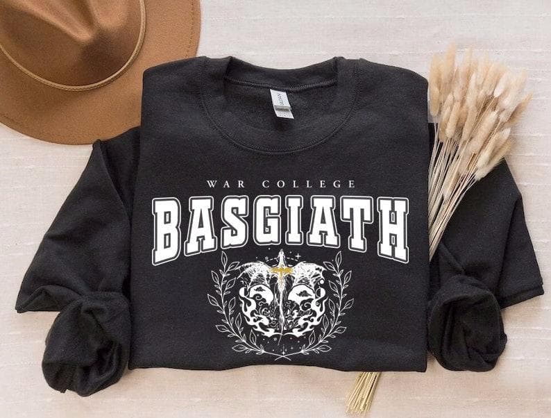 Fourth Wing Basgiath War College Dragon Rider Sudadera Hoodie Camiseta – image 1, Fourth Wing Basgiath War College Dragon Rider Tee, Fourth Wing Basgiath War College Dragon Rider Merch, Fourth Wing Basgiath War College Dragon Rider Shirt, Fourth Wing Basgiath War College Dragon Rider Sweatshirt, Fourth Wing Basgiath War College Dragon Rider Hoodie, Fourth Wing Basgiath War College Dragon Rider Clothes