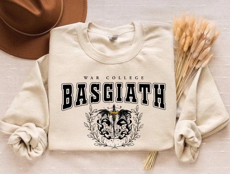 Fourth Wing Basgiath War College Dragon Rider Sudadera Hoodie Camiseta – image 3, Fourth Wing Basgiath War College Dragon Rider Tee, Fourth Wing Basgiath War College Dragon Rider Merch, Fourth Wing Basgiath War College Dragon Rider Shirt, Fourth Wing Basgiath War College Dragon Rider Sweatshirt, Fourth Wing Basgiath War College Dragon Rider Hoodie, Fourth Wing Basgiath War College Dragon Rider Clothes
