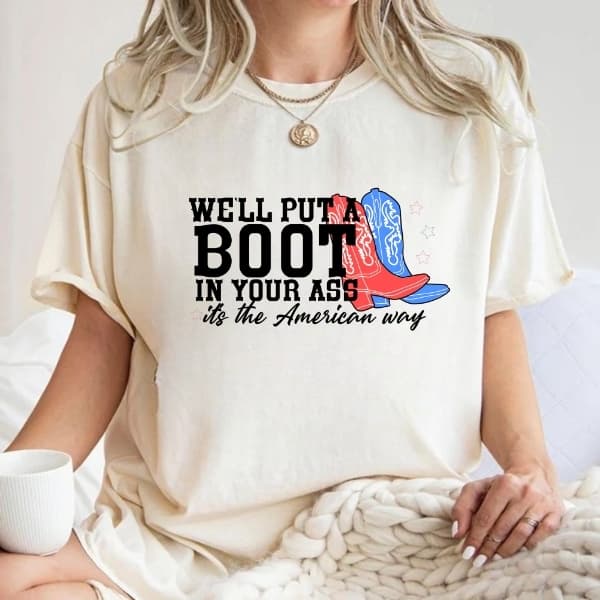 Divertida 'Boot in Your Ass' Vaquero USA Camiseta, Sudadera, Capucha – image 2, Boot in Your Ass Tee, Boot in Your Ass Merch, Boot in Your Ass Shirt, Boot in Your Ass Sweatshirt, Boot in Your Ass Hoodie, Boot in Your Ass Clothes