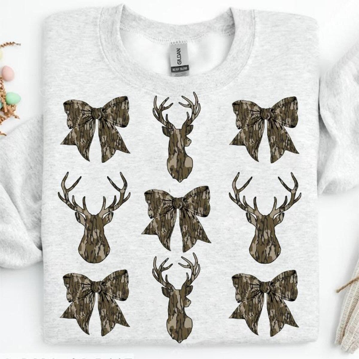 Sudadera, Hoodie y Camiseta 'Coquette Bow' Camo Deer Hunt para Chicas – image 1, Deer Hunt Tee, Deer Hunt Merch, Deer Hunt Shirt, Deer Hunt Sweatshirt, Deer Hunt Hoodie, Deer Hunt Clothes