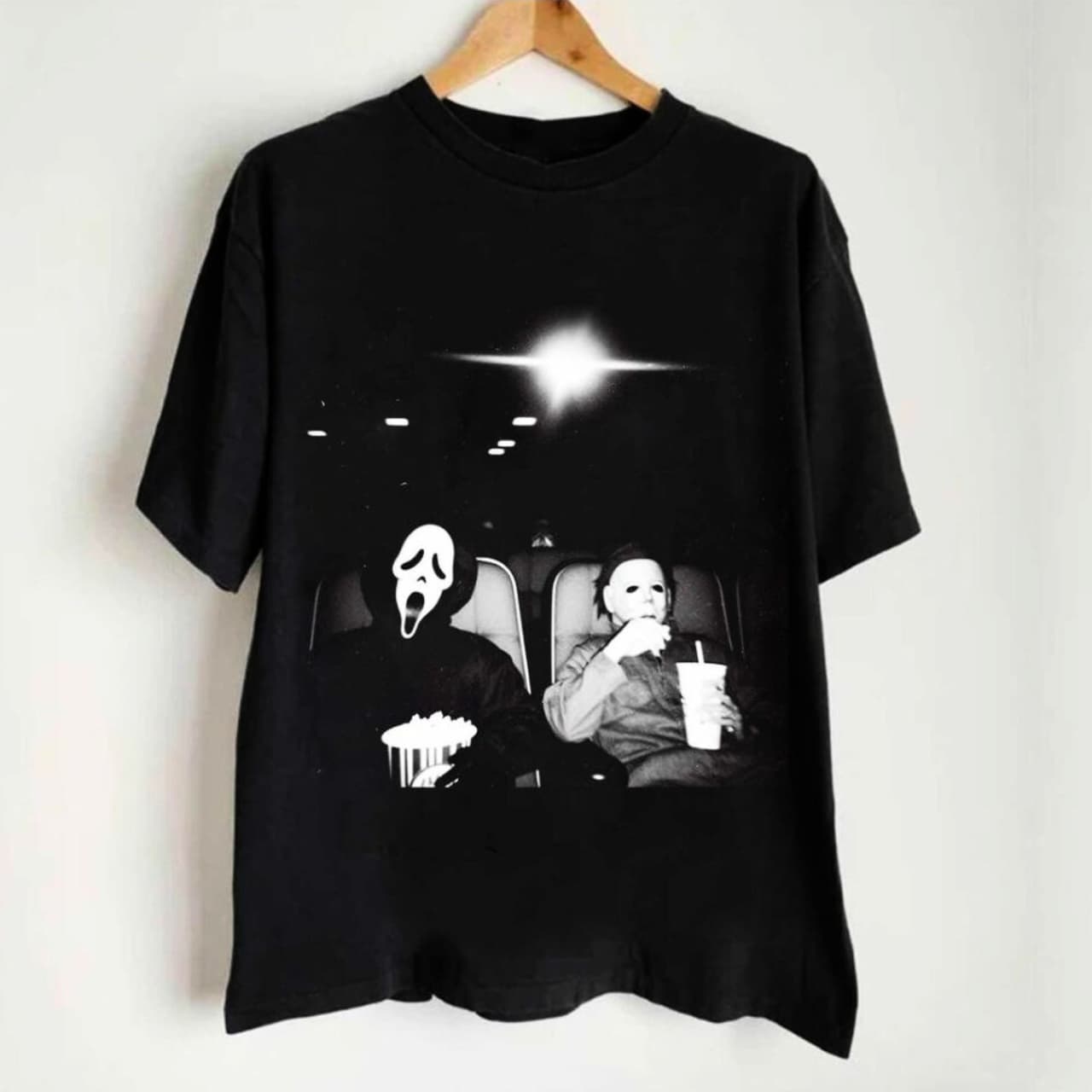 Camiseta de Fans del Terror Michael Myers y Ghostface para Halloween – image 1, Michael Myers Tee, Michael Myers Merch, Michael Myers Shirt, Michael Myers Sweatshirt, Michael Myers Hoodie, Michael Myers Clothes