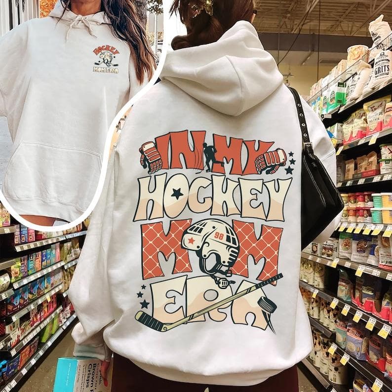 Sudadera, Hoodie y Cuello Redondo Hockey Mom Era | Comfort Colors para Mamá Deportiva – image 1, In My Hockey Mom Era Tee, In My Hockey Mom Era Merch, In My Hockey Mom Era Shirt, In My Hockey Mom Era Sweatshirt, In My Hockey Mom Era Hoodie, In My Hockey Mom Era Clothes