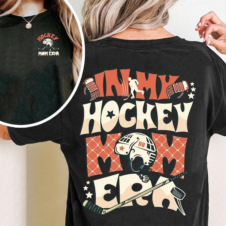 Sudadera, Hoodie y Cuello Redondo Hockey Mom Era | Comfort Colors para Mamá Deportiva – image 2, In My Hockey Mom Era Tee, In My Hockey Mom Era Merch, In My Hockey Mom Era Shirt, In My Hockey Mom Era Sweatshirt, In My Hockey Mom Era Hoodie, In My Hockey Mom Era Clothes