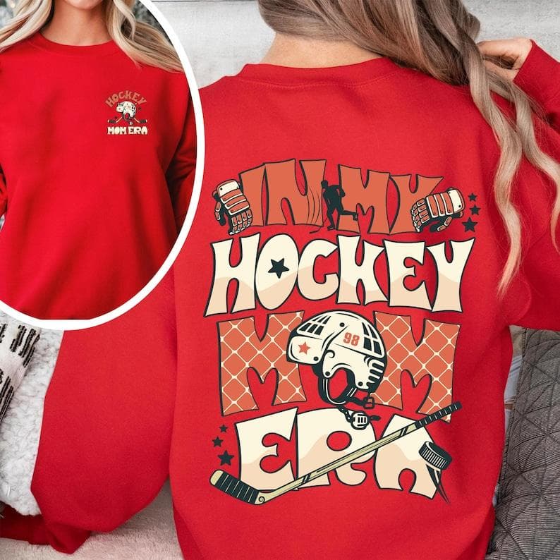 Sudadera, Hoodie y Cuello Redondo Hockey Mom Era | Comfort Colors para Mamá Deportiva – image 3, In My Hockey Mom Era Tee, In My Hockey Mom Era Merch, In My Hockey Mom Era Shirt, In My Hockey Mom Era Sweatshirt, In My Hockey Mom Era Hoodie, In My Hockey Mom Era Clothes