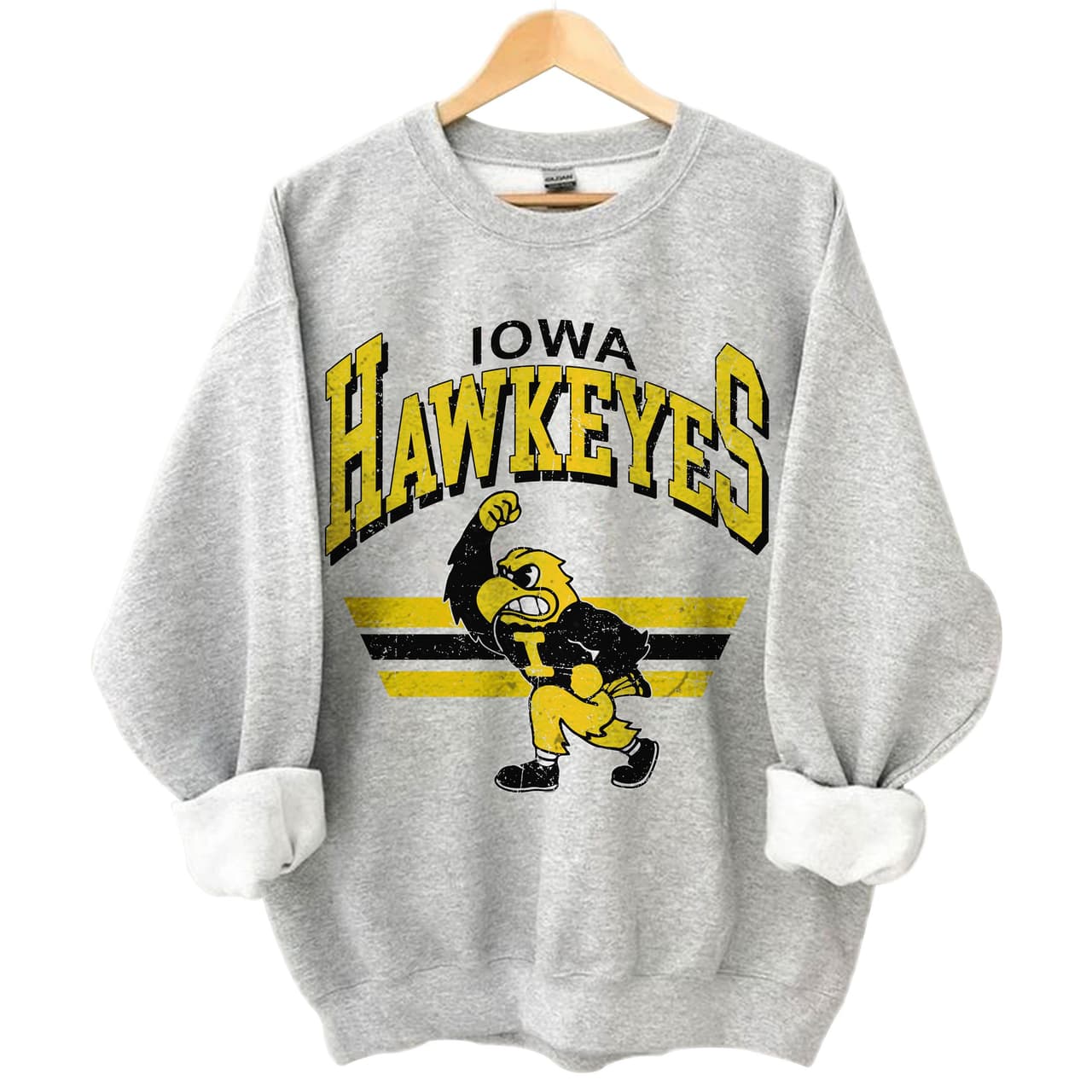 Iowa Hawkeyes Sudadera Fútbol NCAA Vintage - Regalo Unisex University of Iowa Fan – image 1, Iowa Hawkeyes Tee, Iowa Hawkeyes shirt, Iowa Hawkeyes sweatshirt, Iowa Hawkeyes hoodie