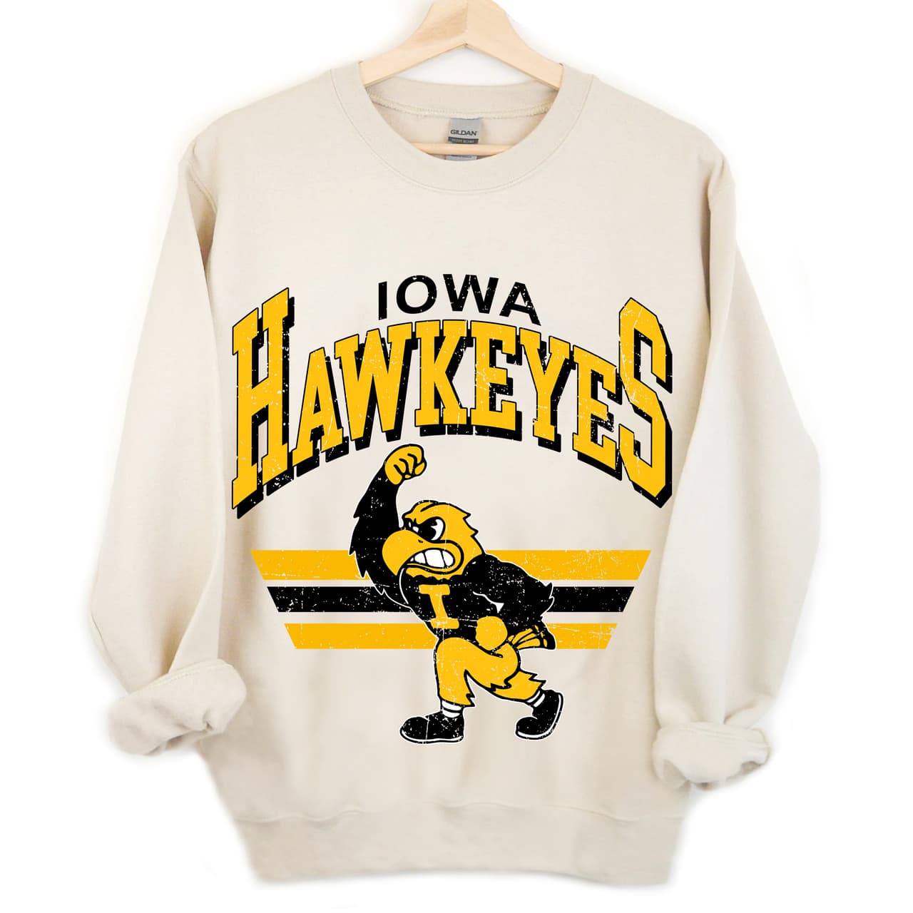Iowa Hawkeyes Sudadera Fútbol NCAA Vintage - Regalo Unisex University of Iowa Fan – image 2, Iowa Hawkeyes Tee, Iowa Hawkeyes shirt, Iowa Hawkeyes sweatshirt, Iowa Hawkeyes hoodie