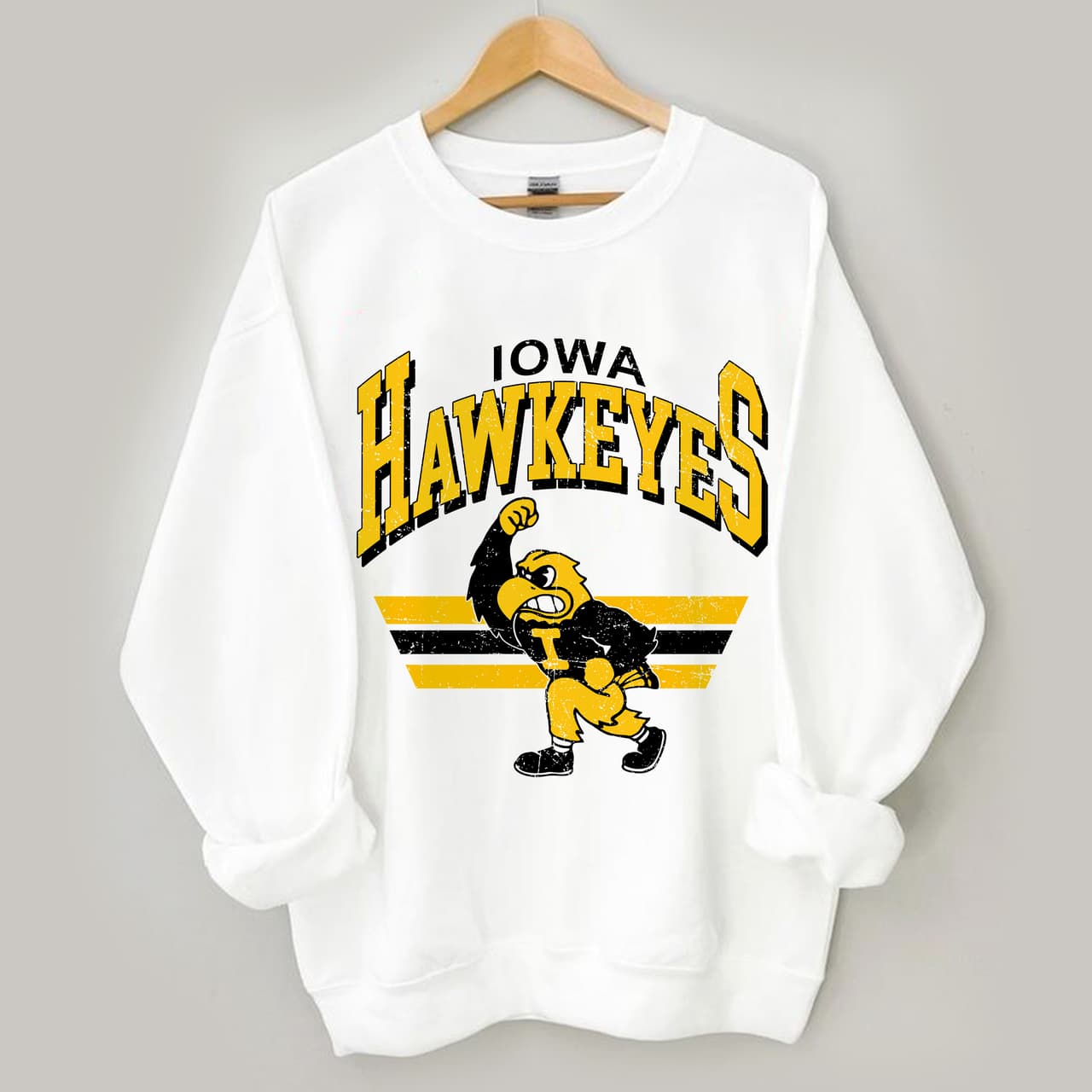 Iowa Hawkeyes Sudadera Fútbol NCAA Vintage - Regalo Unisex University of Iowa Fan – image 3, Iowa Hawkeyes Tee, Iowa Hawkeyes shirt, Iowa Hawkeyes sweatshirt, Iowa Hawkeyes hoodie
