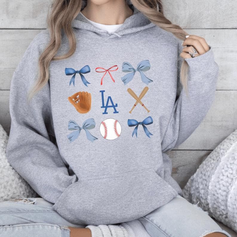 Camiseta de béisbol Los Angeles DG con lazos Coquette, Shohei Ohtani Dodgers, diseño trendy – image 4, LA Dodgers Tee, LA Dodgers Shirt, LA Dodgers Sweatshirt, LA Dodgers Hoodie, LA Dodgers Clothes