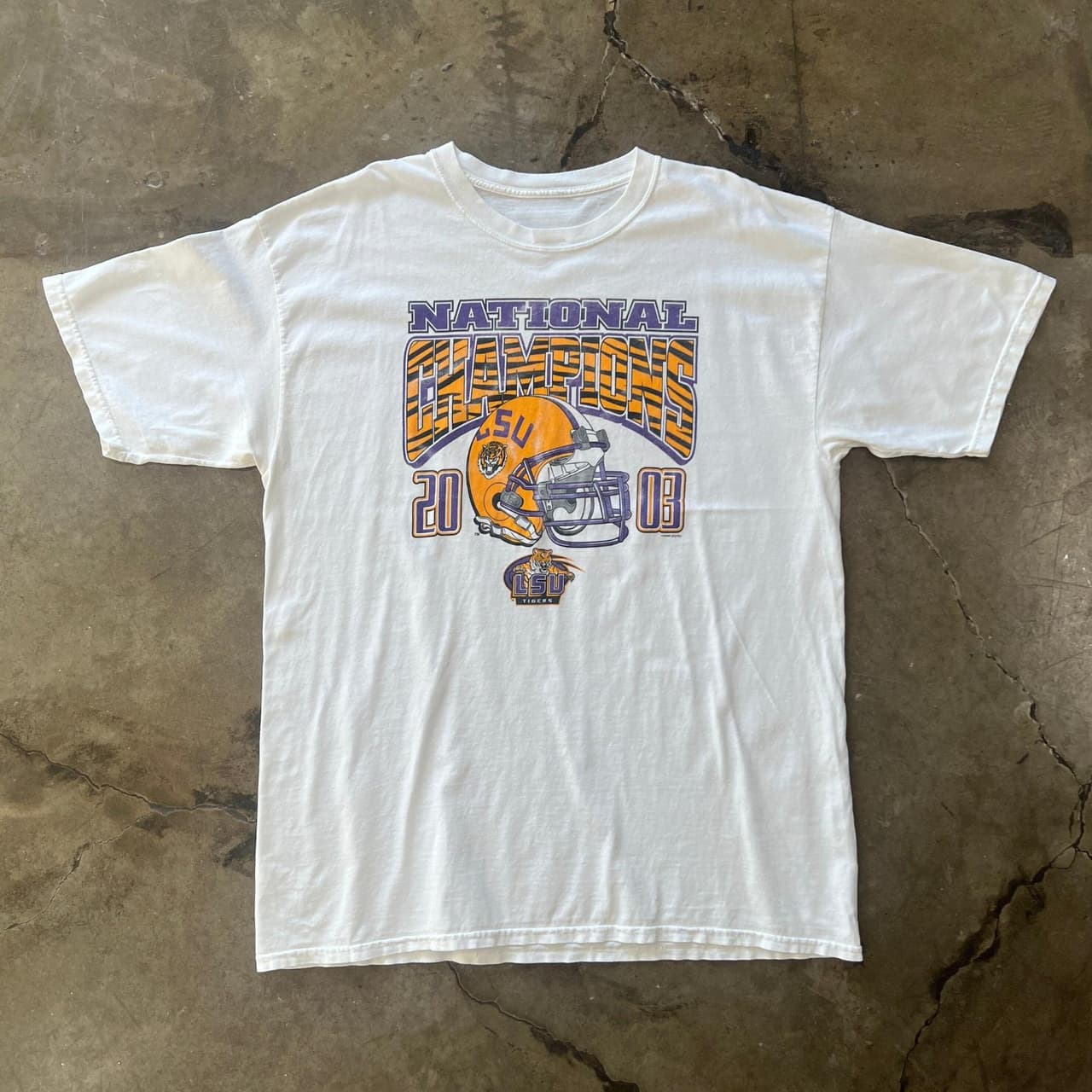 LSU 2003 National Champs Vintage Gráfica Unisex Camiseta y Crewneck – image 1, LSU Tigers Tee, lsu tigers shirt, lsu tigers sweatshirt, lsu tigers hoodie, lsu shirt