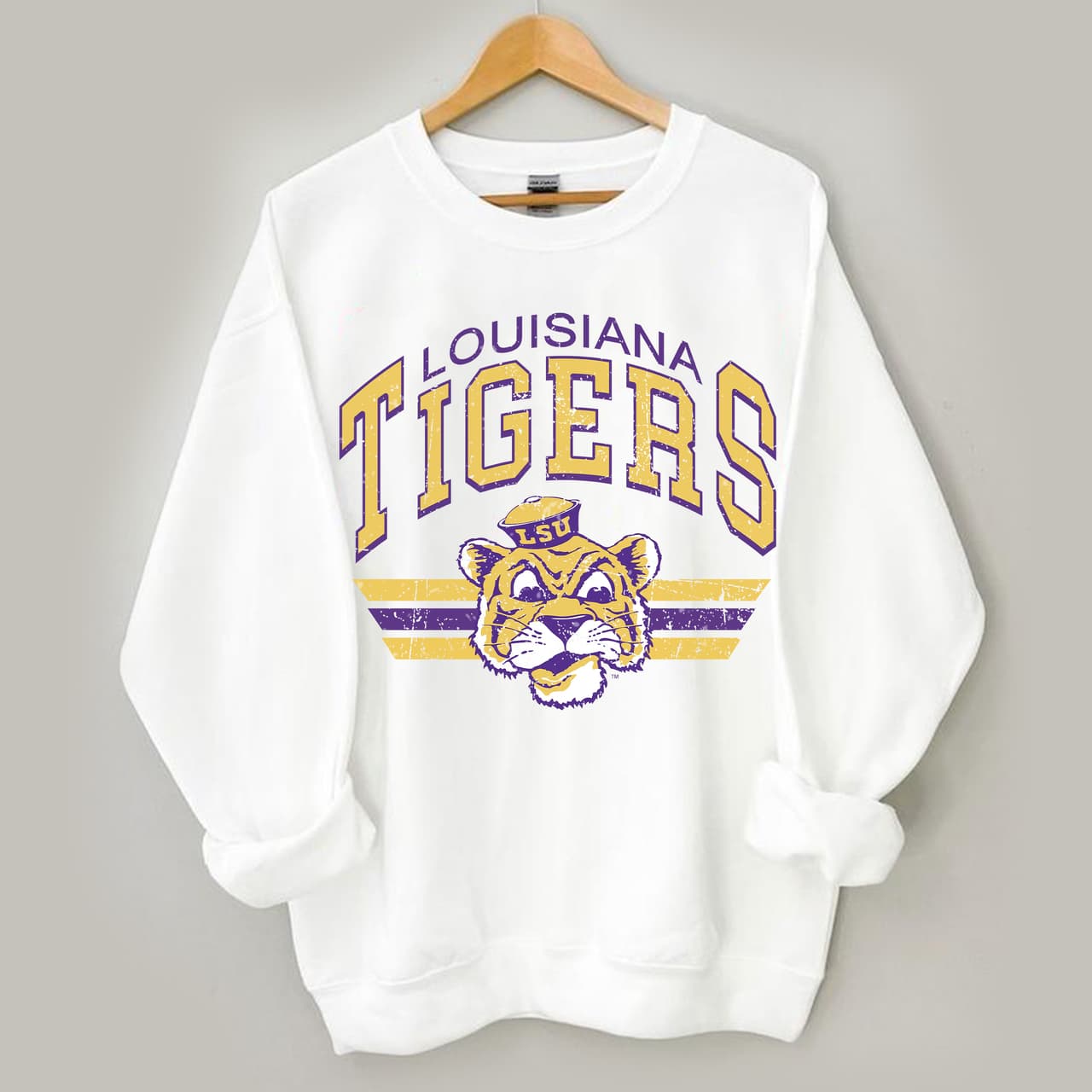 LSU Tigers Sudadera Vintage de Fútbol NCAA - Unisex para Aficionados – image 3, LSU Tigers Tee, LSU Tigers Merch, LSU Tigers Shirt, LSU Tigers Sweatshirt, LSU Tigers Hoodie, LSU Tigers Clothes