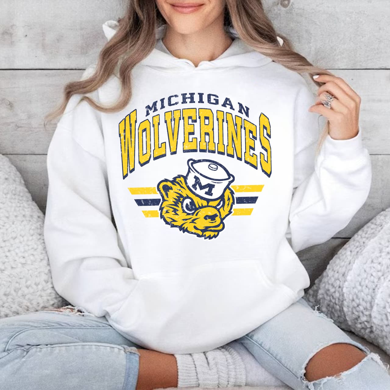 Michigan Wolverines Vintage Sudadera con Capucha NCAA Football - Regalo Unisex para Fan – image 2, Michigan Wolverines Tee, Michigan Wolverines Merch, Michigan Wolverines Shirt, Michigan Wolverines Sweatshirt, Michigan Wolverines Hoodie, Michigan Wolverines Clothes