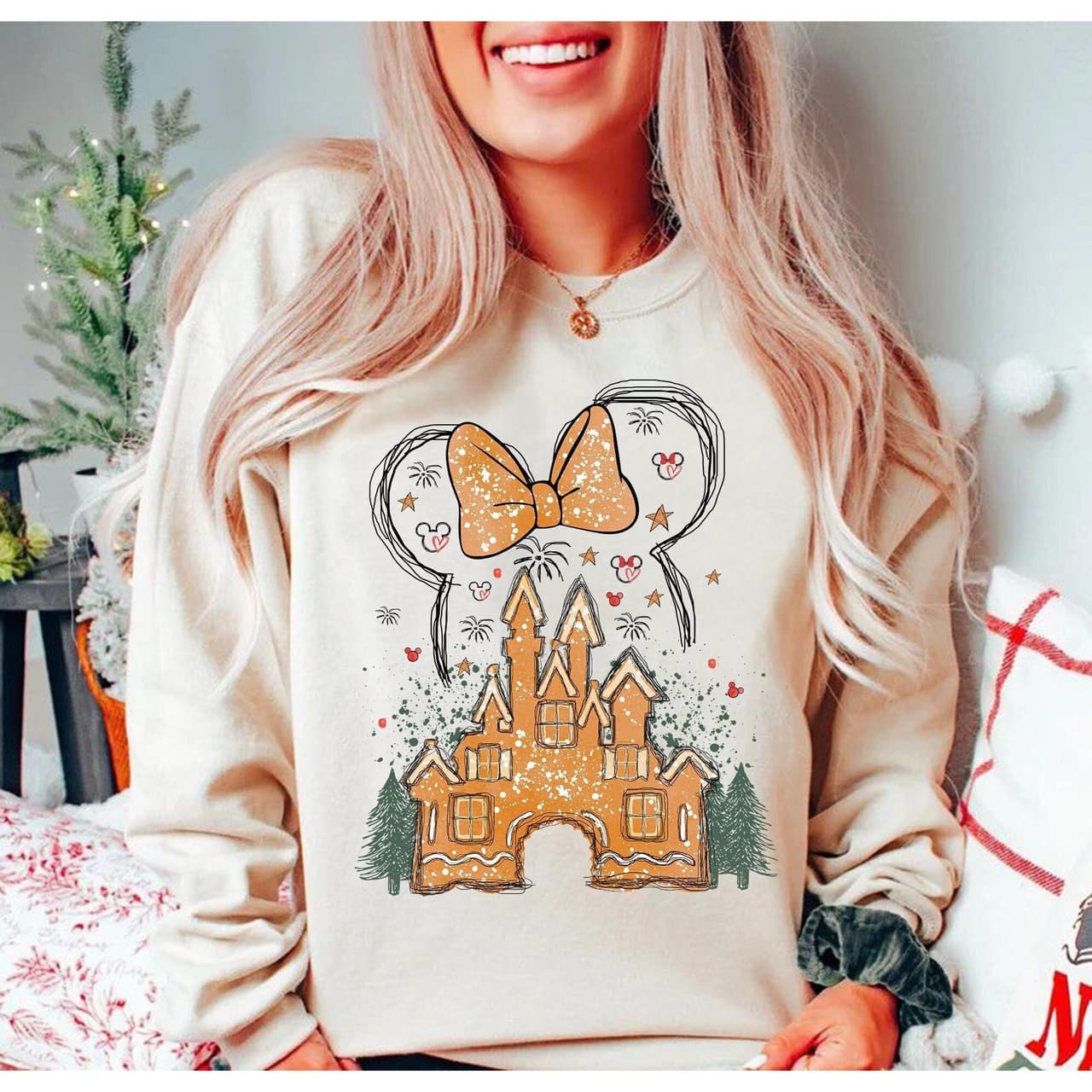 Sudadera de Navidad Minniie Gingerbread Castle | Girls Trip – image 1, Minniie Gingerbread Castle Tee, Minniie Gingerbread Castle Merch, Minniie Gingerbread Castle Shirt, Minniie Gingerbread Castle Sweatshirt, Minniie Gingerbread Castle Hoodie, Minniie Gingerbread Castle Clothes