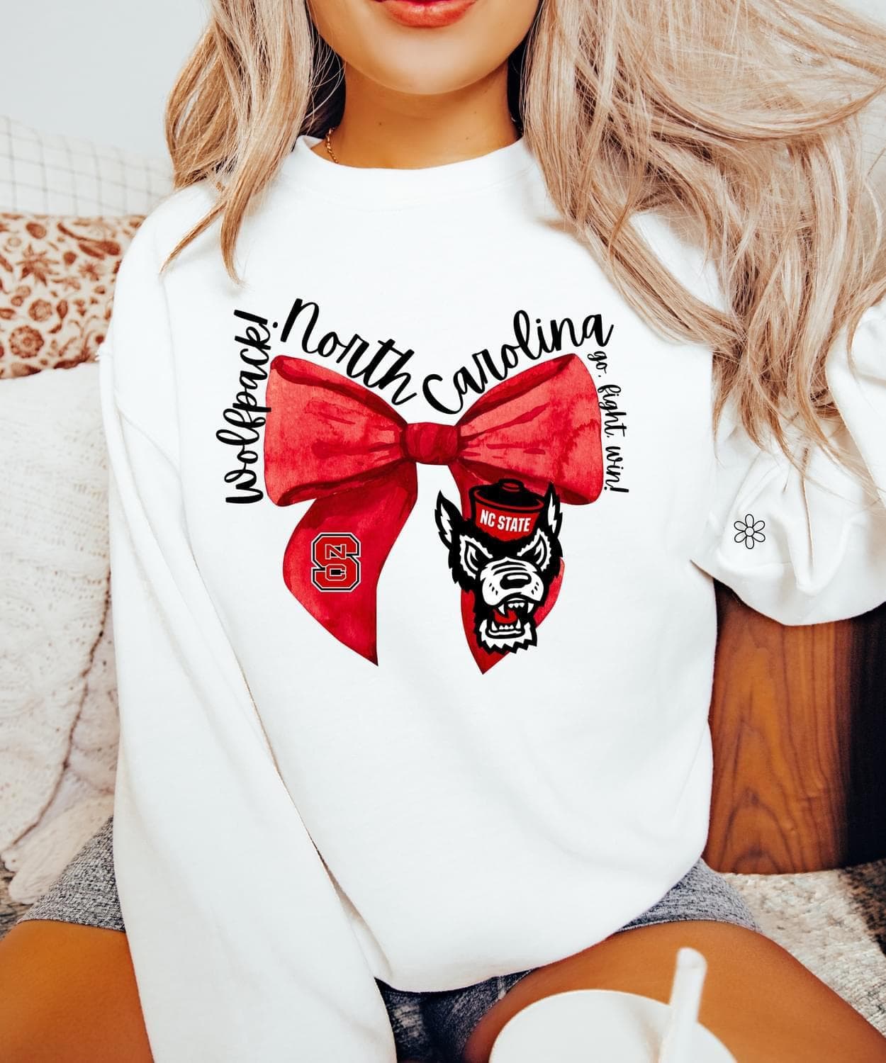 NC State Wolfpack Red Bow Camiseta y Sudadera de Fútbol de Mujer Comfort Colors – image 1, NC State Wolfpack Tee, NC State Wolfpack Merch, NC State Wolfpack Shirt, NC State Wolfpack Sweatshirt, NC State Wolfpack Hoodie, NC State Wolfpack Clothes