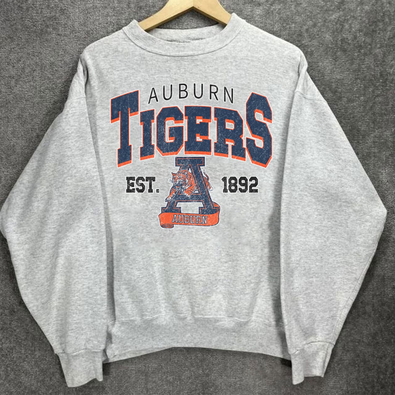 NCAA Auburn Tigers Football Graphic T-Shirt, Hoodie y Sweater Regalo – image 2, Auburn Tigers Tee, auburn shirts, auburn polos, auburn sweat shirts, auburn basketball shirt, auburn basketball sweatshirt, auburn hooded sweatshirt