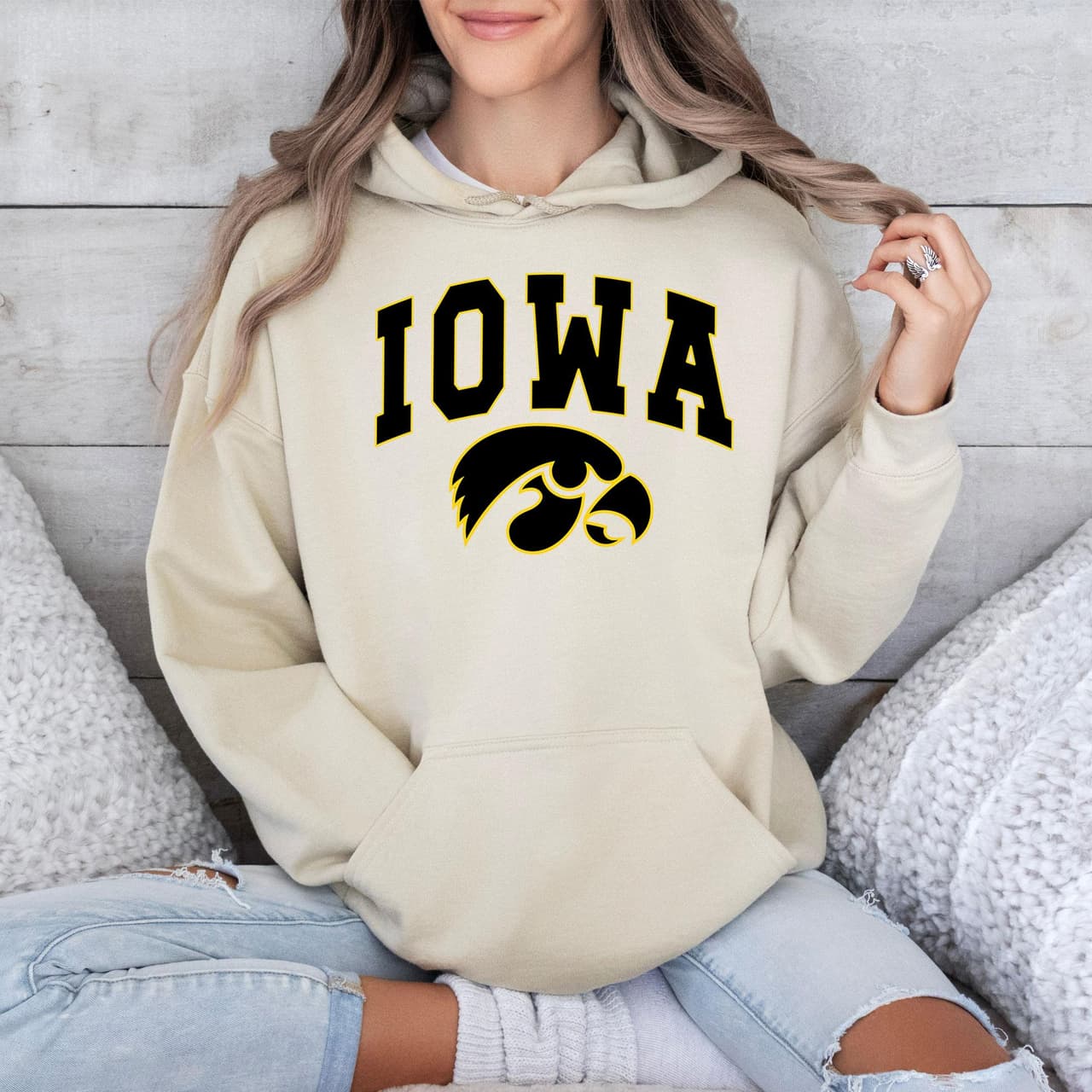 NCAA Iowa Hawkeyes Football 'Big Words' Camiseta Suéter Sudadera con Capucha Regalo – image 2, Iowa Hawkeyes Tee, Iowa Hawkeyes Merch, Iowa Hawkeyes Shirt, Iowa Hawkeyes Sweatshirt, Iowa Hawkeyes Hoodie, Iowa Hawkeyes Clothes