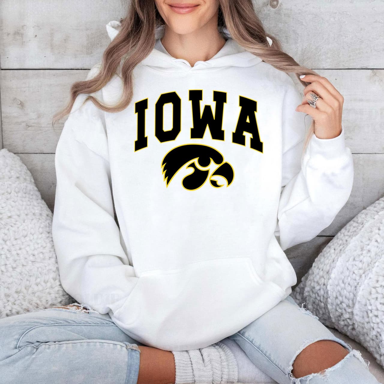 NCAA Iowa Hawkeyes Football 'Big Words' Camiseta Suéter Sudadera con Capucha Regalo – image 3, Iowa Hawkeyes Tee, Iowa Hawkeyes Merch, Iowa Hawkeyes Shirt, Iowa Hawkeyes Sweatshirt, Iowa Hawkeyes Hoodie, Iowa Hawkeyes Clothes