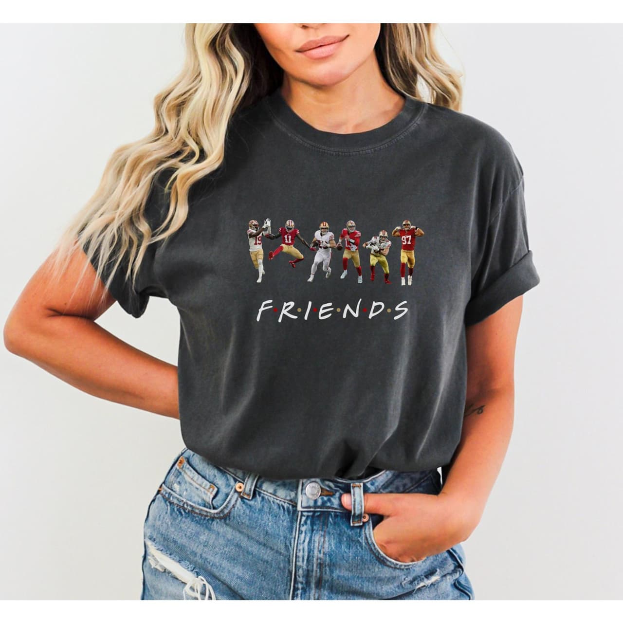 Camiseta Ninerrs 49 Friends Purdy Kittle Deebo Bosa McCaffrey Aiyuk – image 2, San Francisco 49ers Tee, san francisco 49ers gear, 49ers shirt, 49ers tshirt, 49ers tee shirts, san francisco 49ers tee shirts, san francisco 49ers t shirt