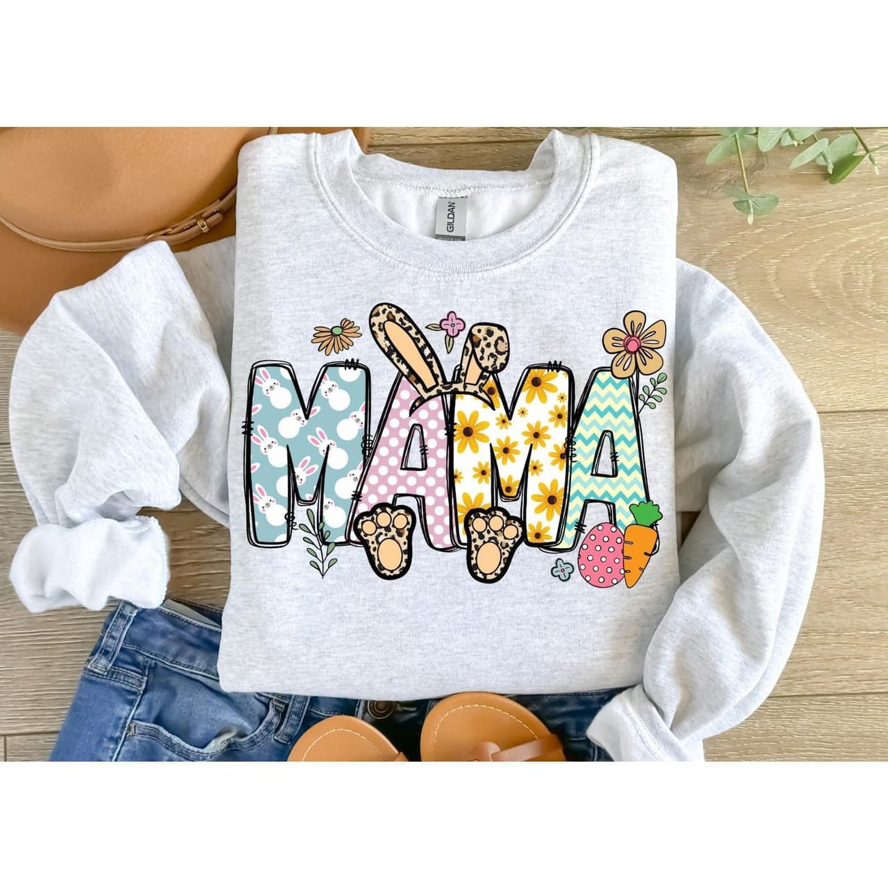 Camiseta y Sudadera Retro Feliz Pascua Mama - Lindo Regalo de Pascua para Mamá – image 1, Mama Tee, Mama Merch, Mama Shirt, Mama Sweatshirt, Mama Hoodie, Mama Clothes