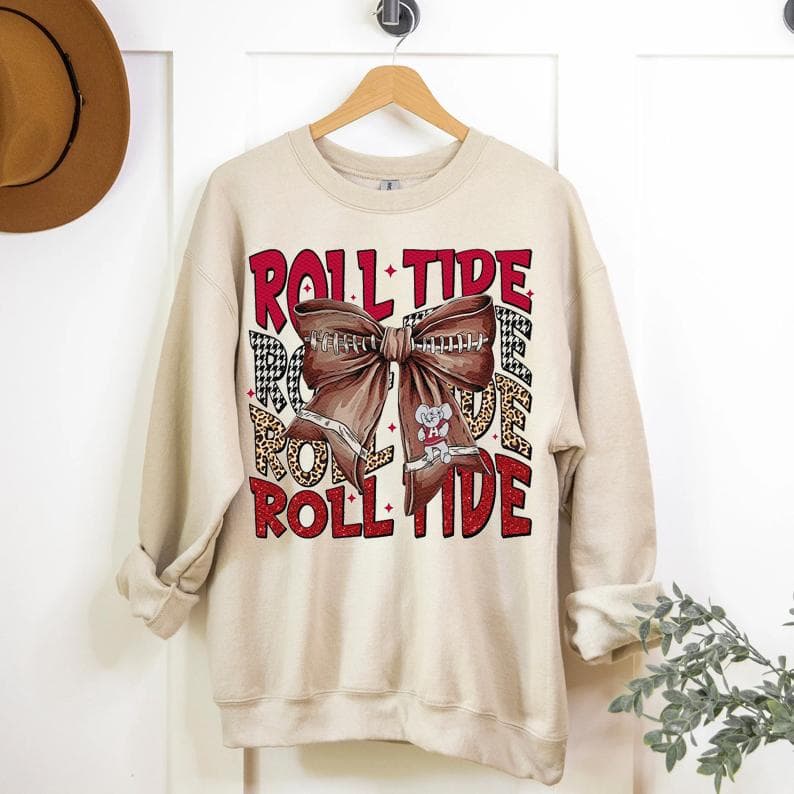 Roll Tide Alabama Crimson Tide Football Sudadera - Coquette, Retro Varsity Mujer – image 1, Alabama Crimson Tide Tee, alabama football clothing, alabama crimson tide shirt, alabama shirts, alabama football shirts, alabama football sweatshirt, alabama tee shirts