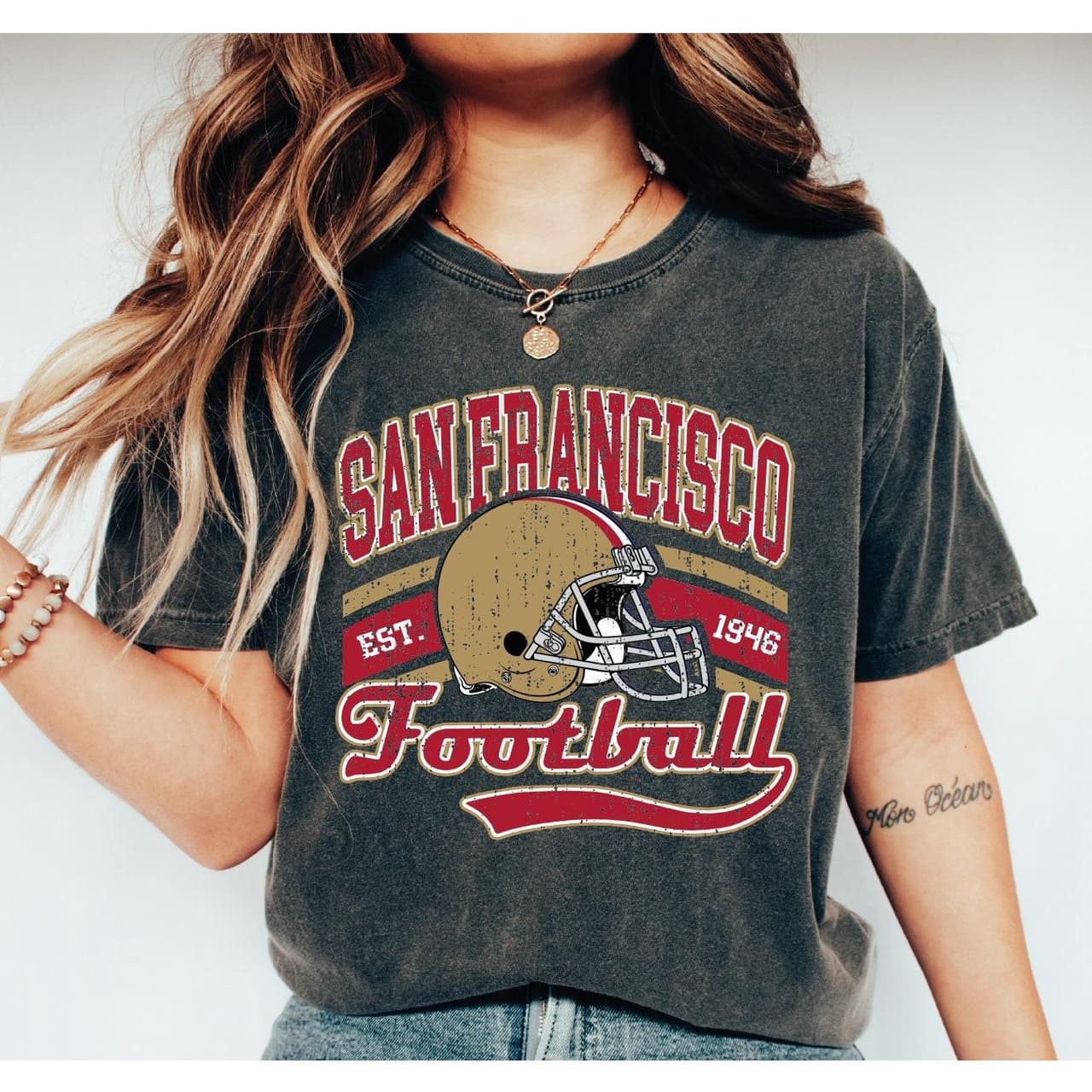 Camiseta casual de cuello redondo para fan de San Francisco, regalo de camiseta de fútbol vintage U1ZMF – image 1, San Francisco 49ers Tee, san francisco 49ers gear, 49ers shirt, 49ers tshirt, 49ers tee shirts, san francisco 49ers tee shirts, san francisco 49ers t shirt