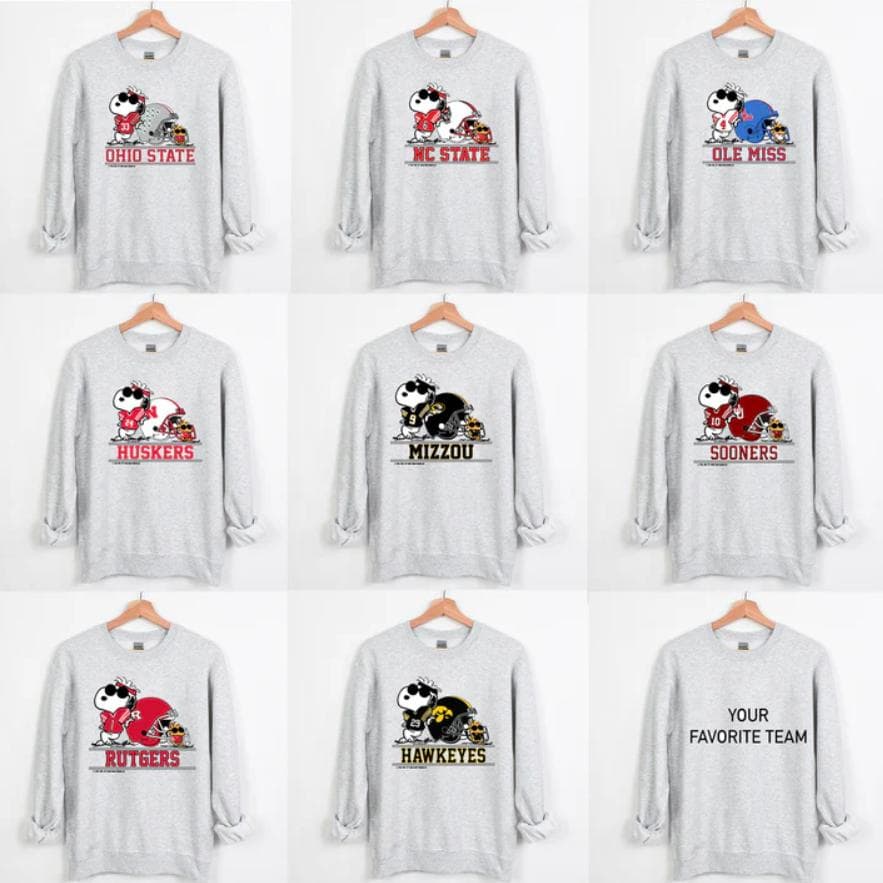 Snoopy Dog College Football Sudadera Cuello Redondo Vintage Game Day – image 2, Vintage College Tee, NCAA T-Shirt, Alabama Crimson Tide tshirt, Ohio State Buckeyes tshirt, Texas Longhorns tshirt, Georgia Bulldogs tshirt, Michigan Wolverines tshirt