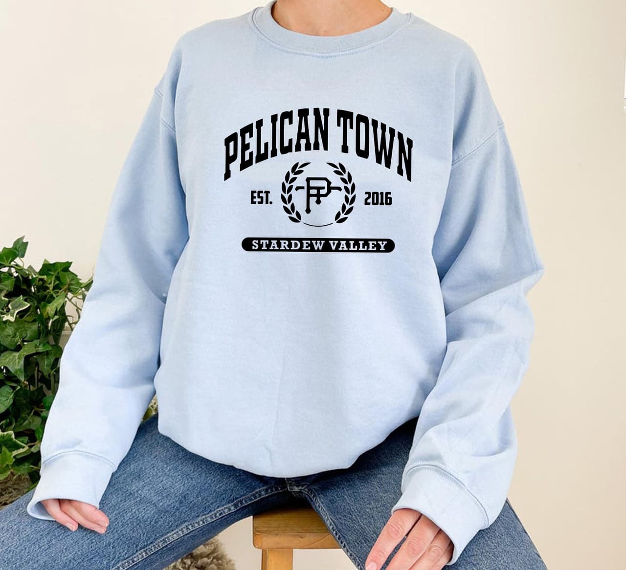 Stardew Valley Sudadera Unisex Colegial, Regalo Pelican Town – image 1, Stardew Valley Tee, Stardew Valley Merch, Stardew Valley Shirt, Stardew Valley Sweatshirt, Stardew Valley Hoodie, Stardew Valley Clothes