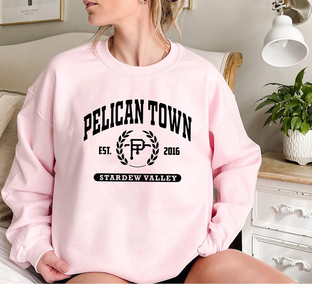 Stardew Valley Sudadera Unisex Colegial, Regalo Pelican Town – image 2, Stardew Valley Tee, Stardew Valley Merch, Stardew Valley Shirt, Stardew Valley Sweatshirt, Stardew Valley Hoodie, Stardew Valley Clothes