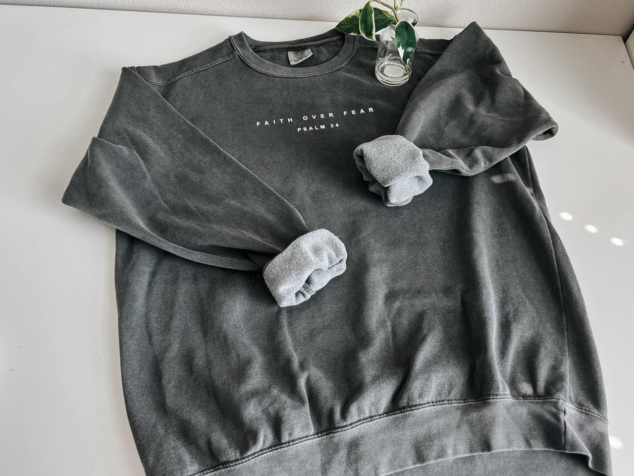 Sudadera Cristiana Suave de Cuello Redondo | Salmo 34 Versículo Bíblico – image 1, Christian Tee, Christian Merch, Christian Shirt, Christian Sweatshirt, Christian Hoodie, Christian Clothes