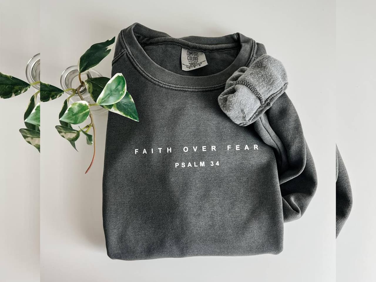 Sudadera Cristiana Suave de Cuello Redondo | Salmo 34 Versículo Bíblico – image 2, Christian Tee, Christian Merch, Christian Shirt, Christian Sweatshirt, Christian Hoodie, Christian Clothes