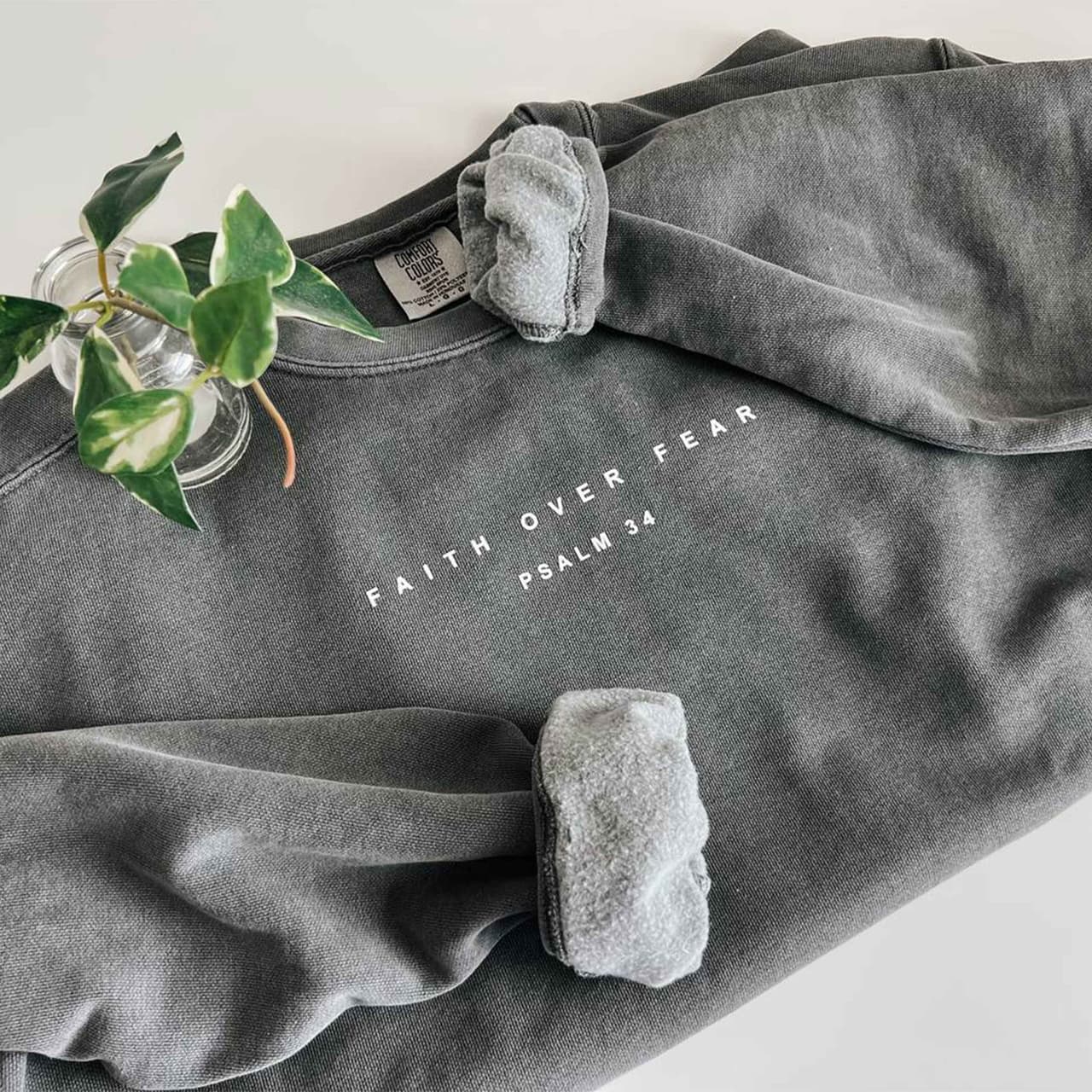 Sudadera Cristiana Suave de Cuello Redondo | Salmo 34 Versículo Bíblico – image 3, Christian Tee, Christian Merch, Christian Shirt, Christian Sweatshirt, Christian Hoodie, Christian Clothes