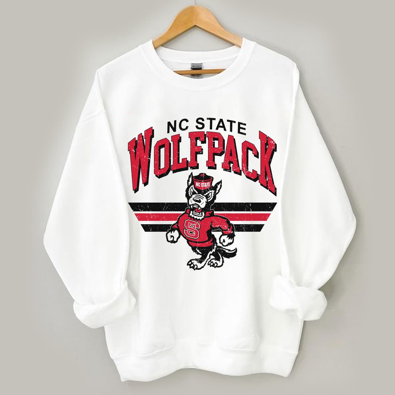 Sudadera Unisex NC State Wolfpack Vintage NCAA Fútbol Algodón – image 3, NC State Wolfpack Tee, NC State Wolfpack Merch, NC State Wolfpack Shirt, NC State Wolfpack Sweatshirt, NC State Wolfpack Hoodie, NC State Wolfpack Clothes