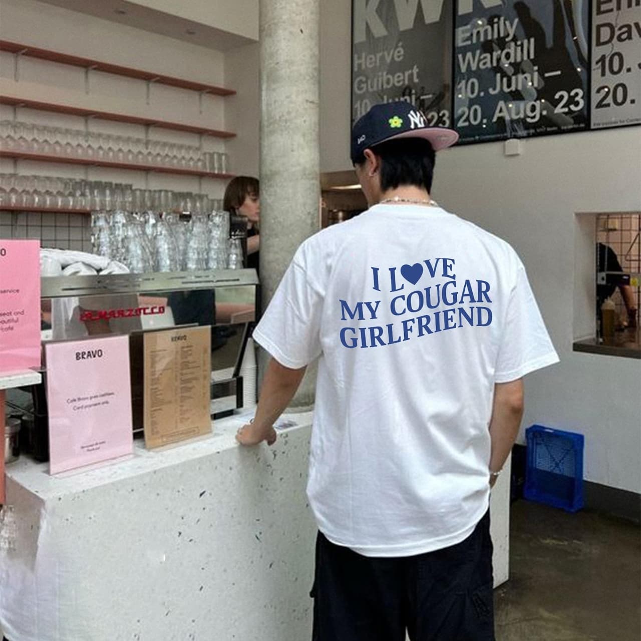 Camiseta Victoria Maxwell, Sudadera I Love My Cougar Girlfriend, Hoodie Regalo Divertido para Él, Camiseta para Novio, Regalo San Valentín – image 4, Cougar Girlfriend Shirt Tee, Cougar Girlfriend Shirt Tee, Cougar Girlfriend Shirt Sweatshirt, Cougar Girlfriend Shirt Hoodie