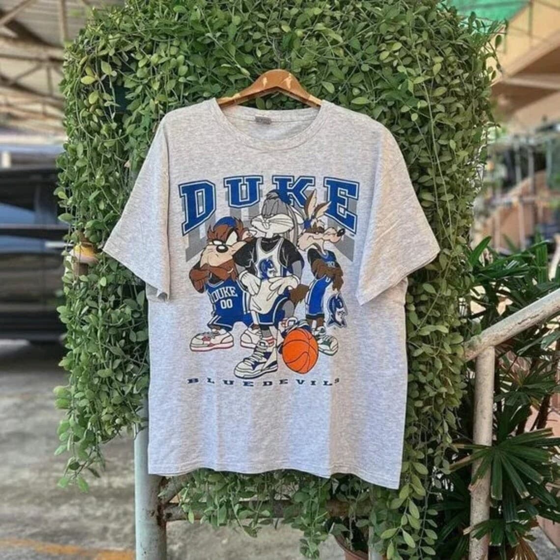 Vintage 1994 NCAA Duke Blue Devils Looney Tunes T-Camiseta, Duke Blue Devils Camiseta, Retro Blue Devils baloncesto Graphic Tee – image 1, Final four shirts, final four t shirts, final four tee shirts, final 4 shirt, Vintage 90S NCAA Final Four