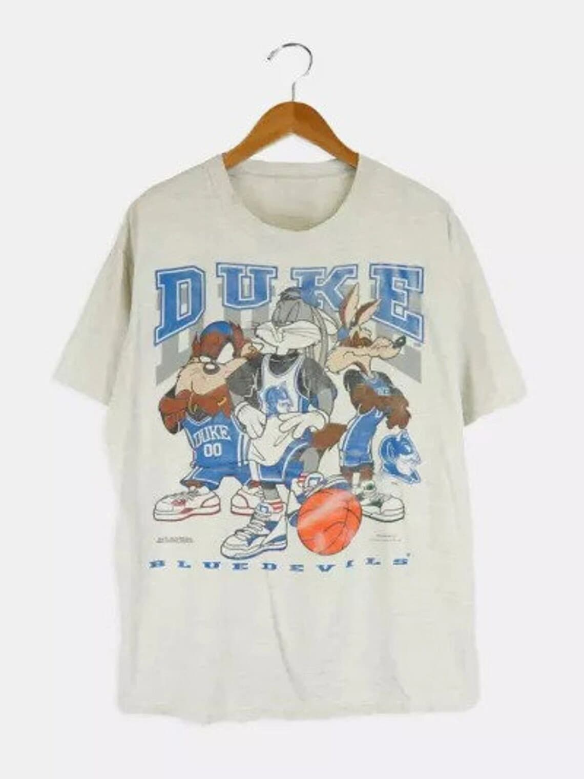 Vintage 1994 NCAA Duke Blue Devils Looney Tunes T-Camiseta, Duke Blue Devils Camiseta, Retro Blue Devils baloncesto Graphic Tee – image 3, Final four shirts, final four t shirts, final four tee shirts, final 4 shirt, Vintage 90S NCAA Final Four