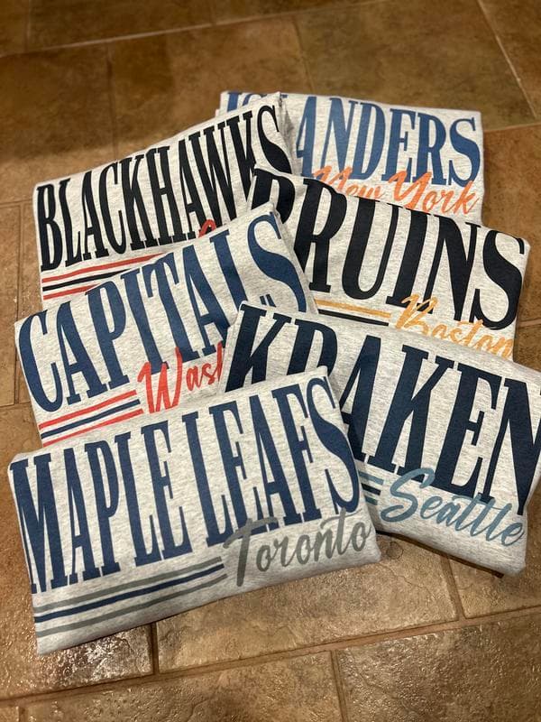 Vintage Todos los Equipos Hockey Cuello Redondo Sweater, Unisex Camisetas, Streetwear Hoodie – image 1, NHL Tee, Anaheim Ducks Tee, Boston Bruins Tee, Buffalo Sabres Tee, Calgary Flames Tee, Carolina Hurricanes Tee, Chicago Blackhawks Tee