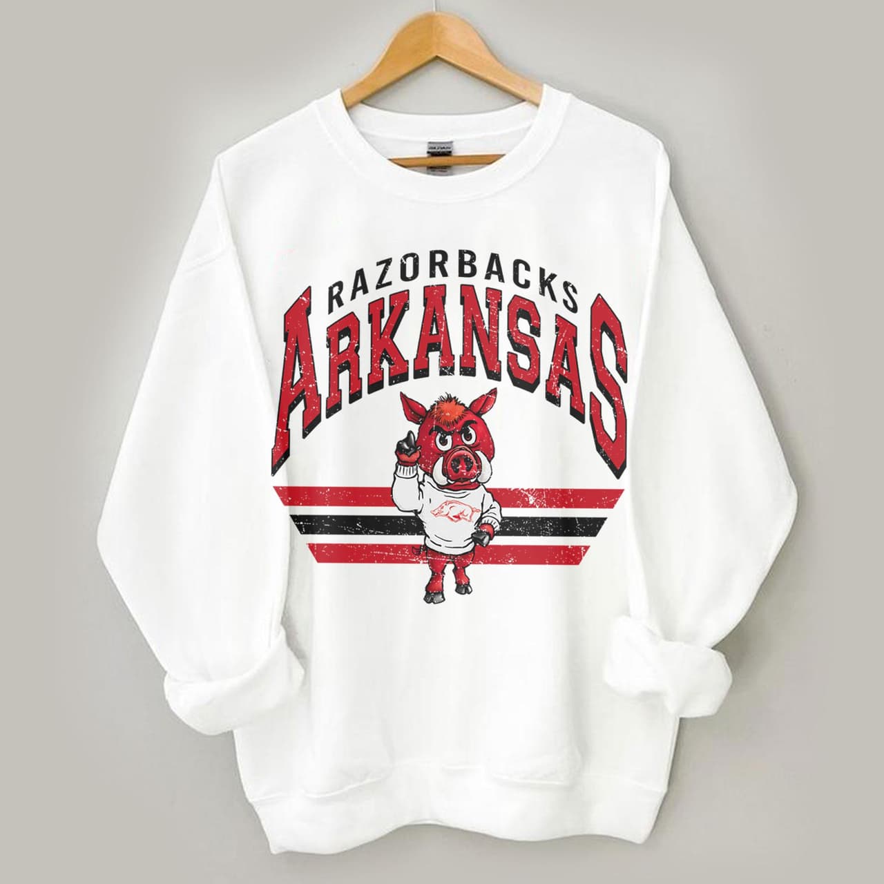 Ropa Gráfica Vintage Arkansas Razorbacks NCAA: Camiseta, Suéter, Hoodie – image 2, Arkansas Razorbacks Tee, Arkansas Razorbacks Merch, Arkansas Razorbacks Shirt, Arkansas Razorbacks Sweatshirt, Arkansas Razorbacks Hoodie, Arkansas Razorbacks Clothes