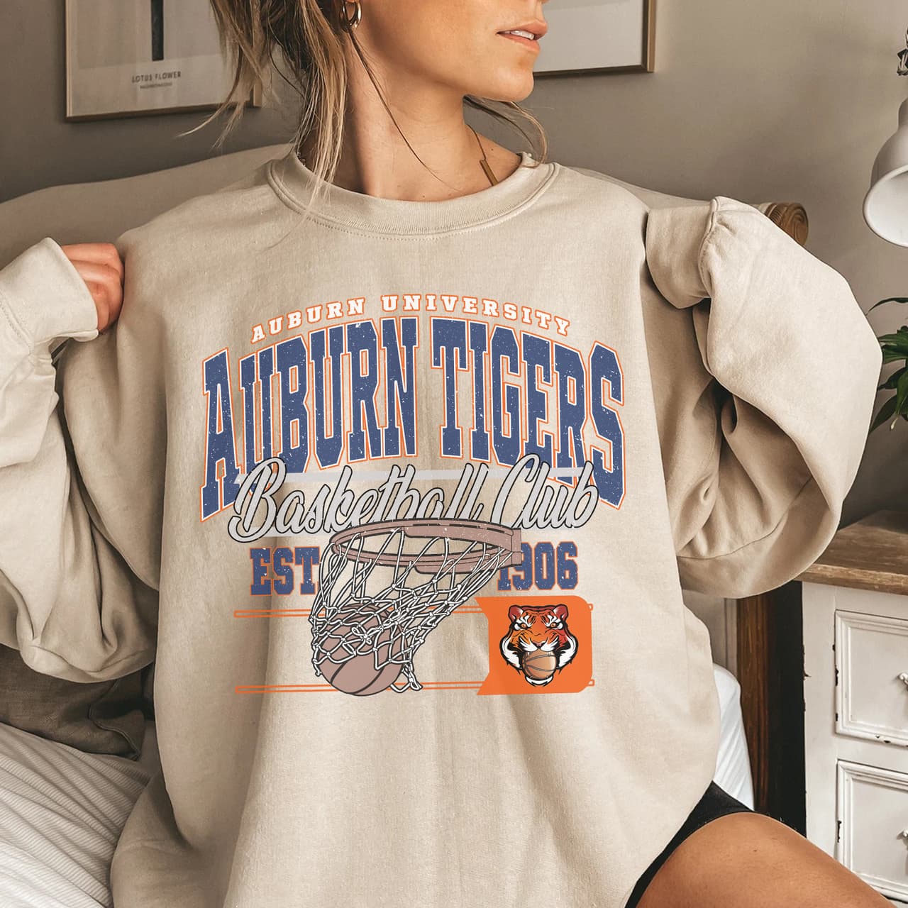 Sudadera Clásica Vintage Auburn Tigers NCAA Baloncesto Hombre – image 2, Auburn Tigers Tee, auburn shirts, auburn polos, auburn sweat shirts, auburn basketball shirt, auburn basketball sweatshirt, auburn hooded sweatshirt