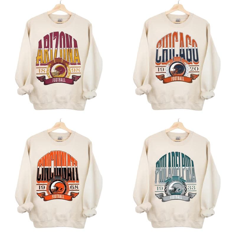 Vintage Fútbol americano Todos los equipos Sudadera Collection - Classic Unisex Retro, Big Word Graphic Fútbol americano Crewneck Sudadera, American Fútbol americano Fan, Fútbol americano Thowback Vintage Todos los equiposs Sudadera – image 2, NFL Tee, San Francisco 49ers Tee, Dallas Cowboys Tee, Detroit Lions Tee, Kansas City Chiefs Tee, Tampa Bay Buccaneers Tee, Arizona Cardinals Tee