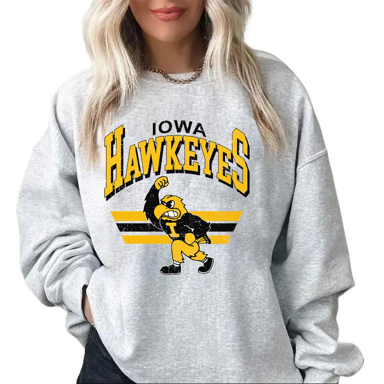 Sudadera Vintage Iowa Hawkeyes Fútbol - NCAA College Unisex Pullover – image 1, Iowa Hawkeyes Tee, Iowa Hawkeyes shirt, Iowa Hawkeyes sweatshirt, Iowa Hawkeyes hoodie