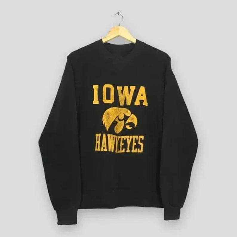 Vintage Iowa Hawkeyes Sudadera, Camiseta | UI Universitario Unisex – image 1, Iowa Hawkeyes Tee, Iowa Hawkeyes Merch, Iowa Hawkeyes Shirt, Iowa Hawkeyes Sweatshirt, Iowa Hawkeyes Hoodie, Iowa Hawkeyes Clothes