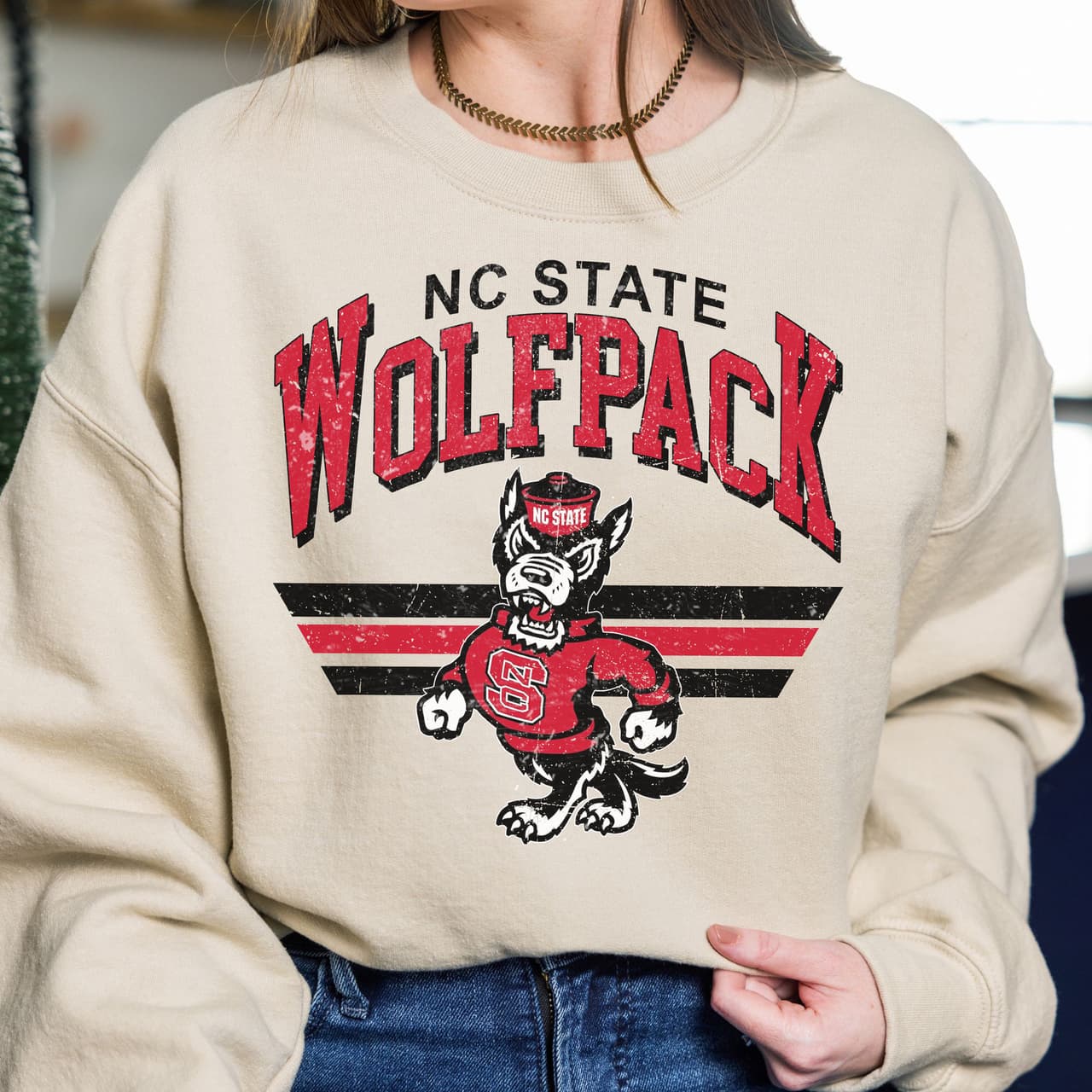 Sudadera Vintage NC State Wolfpack NCAA de Fútbol Unisex Regalo – image 2, NC State Wolfpack Tee, NC State Wolfpack Merch, NC State Wolfpack Shirt, NC State Wolfpack Sweatshirt, NC State Wolfpack Hoodie, NC State Wolfpack Clothes