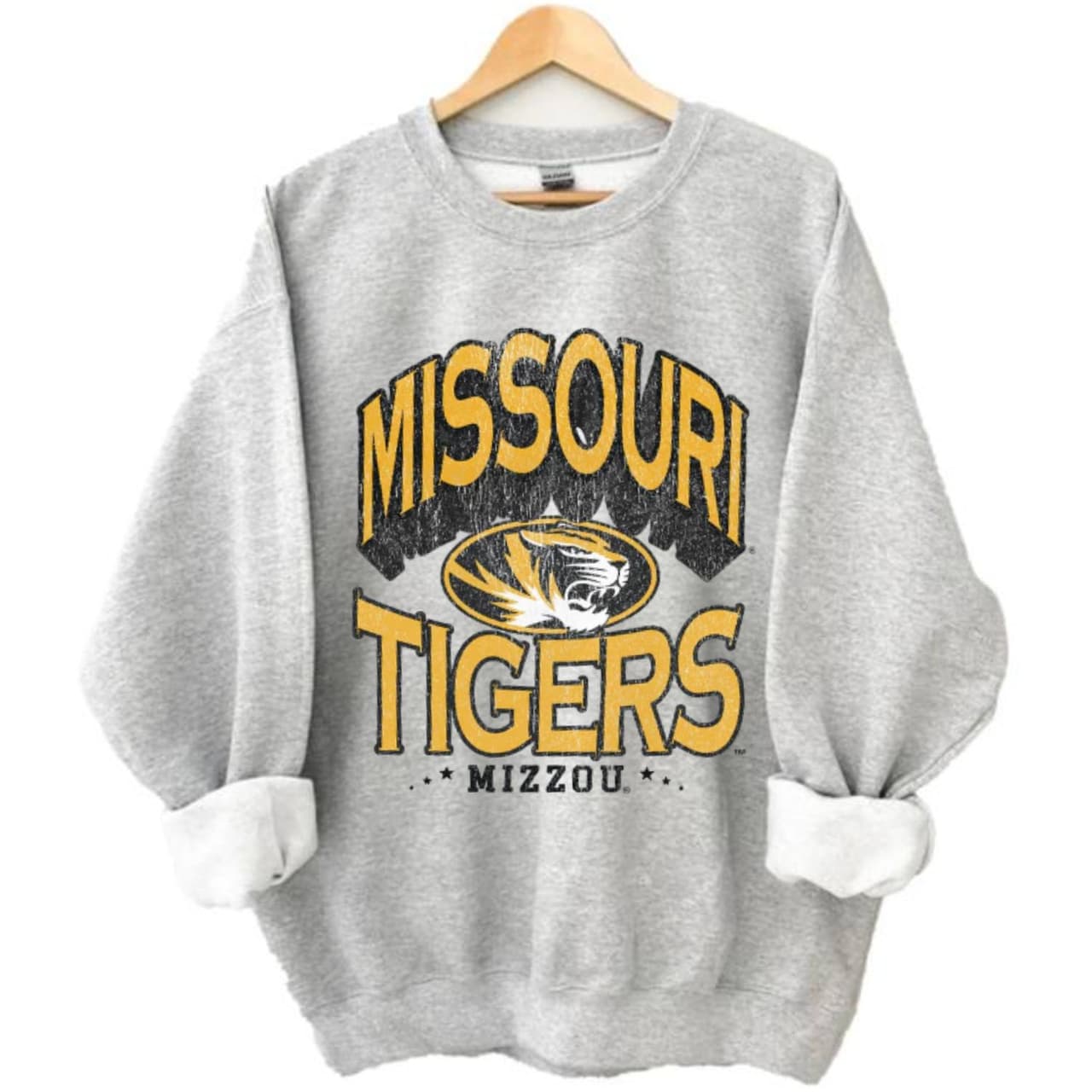 Sudadera Vintage NCAA Todos los Equipos – Regalo Clásico Universitario Unisex – image 4, Vintage College Tee, NCAA T-Shirt, Alabama Crimson Tide tshirt, Ohio State Buckeyes tshirt, Texas Longhorns tshirt, Georgia Bulldogs tshirt, Michigan Wolverines tshirt